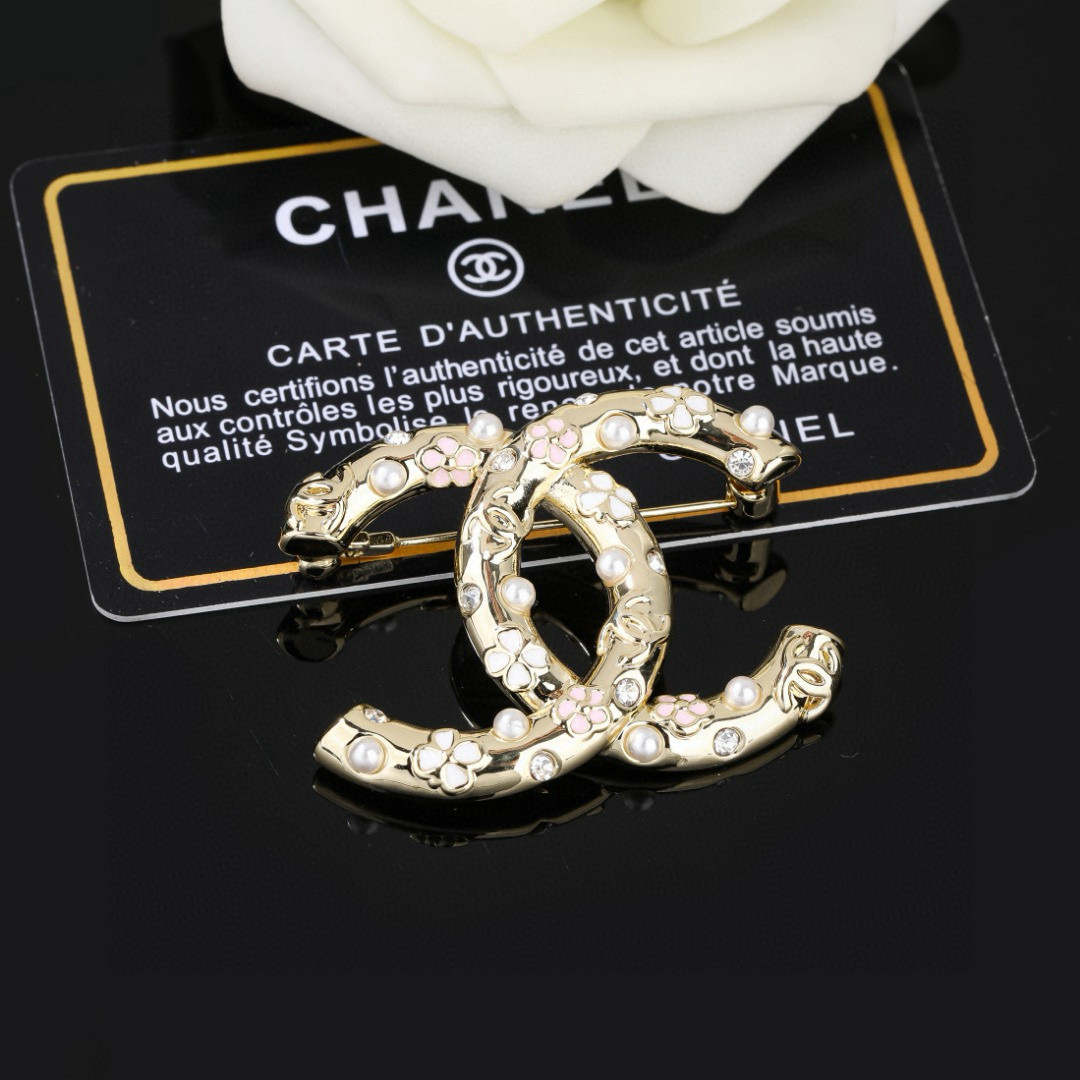 Chanel 小香Chanel新款双C胸针 每一个细节做工非常精细 这款设计非常美轮美奂 这款真的 美 仙 小姐姐