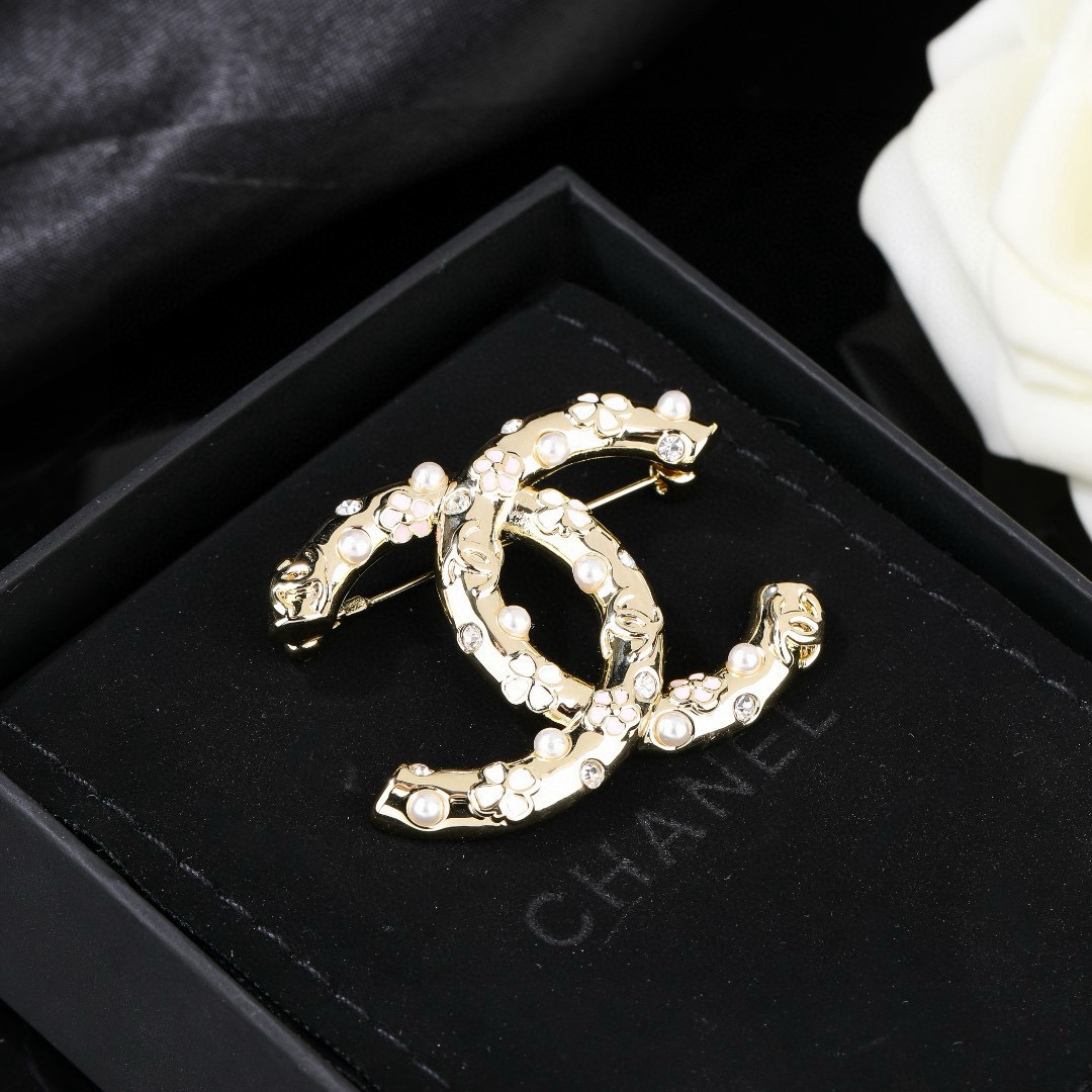 Chanel 小香Chanel新款双C胸针 每一个细节做工非常精细 这款设计非常美轮美奂 这款真的 美 仙 小姐姐