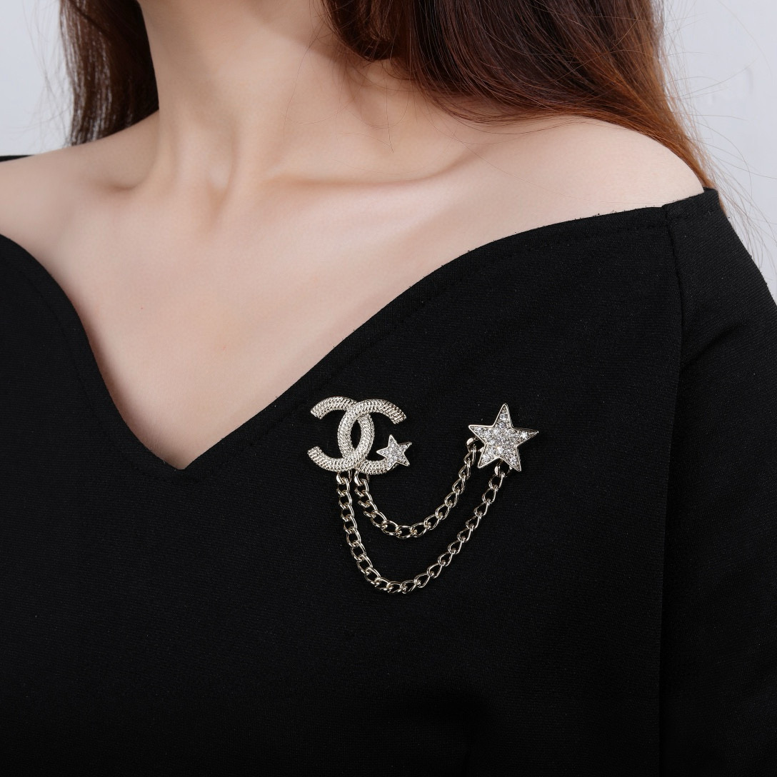 Chanel 小香Chanel新款胸针 每一个细节做工非常精细 这款设计非常美轮美奂 这款真的 美 仙 小姐姐