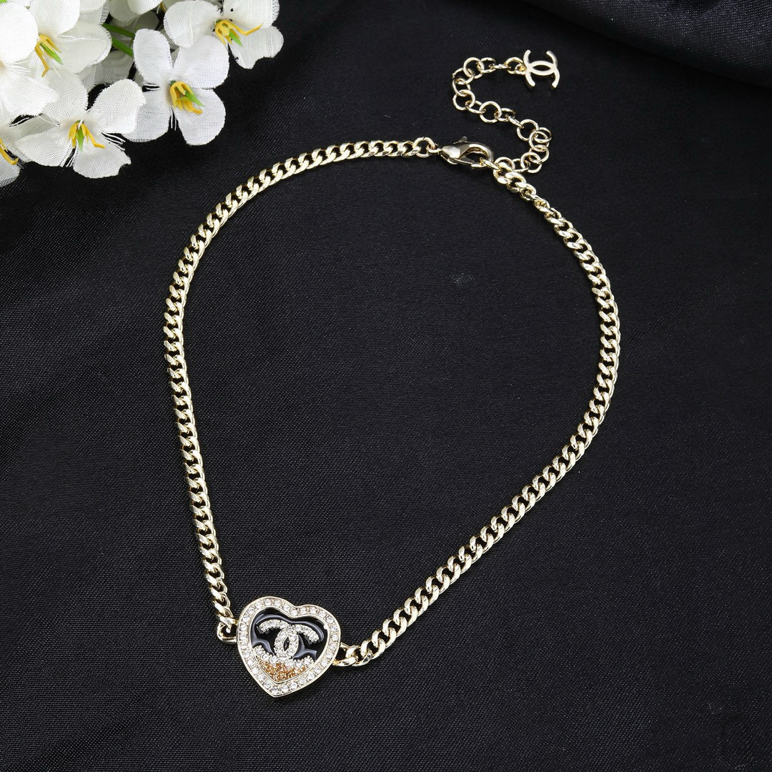 Pequeño collar Chanel nuevo con forma de corazón 💗, lanzado en tiendas, collar de doble C, elaborado con precisión, la…