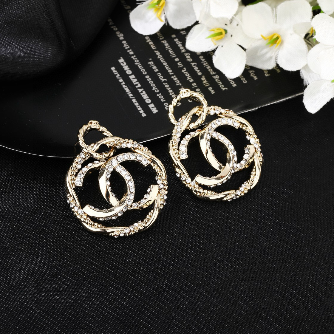 Chanel 小香 Chanel 新款耳环 同步上市 双C 圈圈耳钉 精工打造 黄铜材质