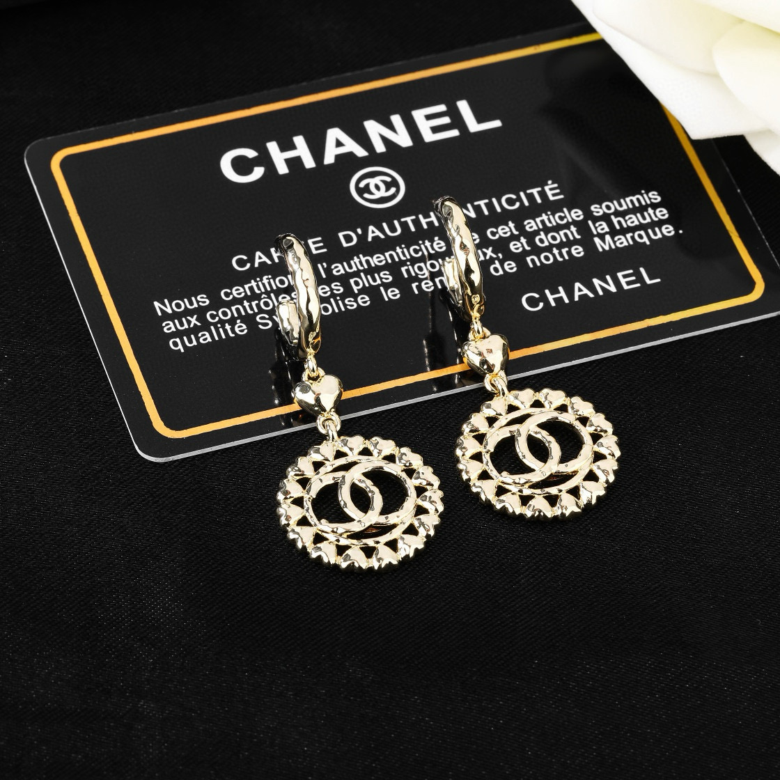 Chanel 小香Chanel新款耳环 每一个细节做工非常精细 这款设计非常美轮美奂 这款真的 美 仙 小姐姐