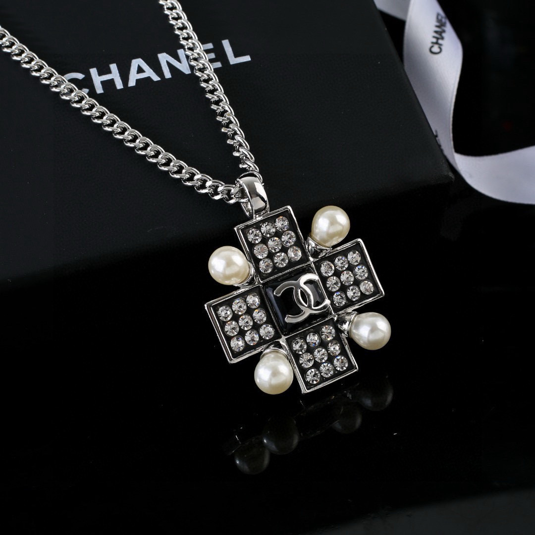 Chanel 小香 新品珍珠项链 太 了 新款毛衣链 装饰美物 名媛气质、高雅配饰、 黄铜材质