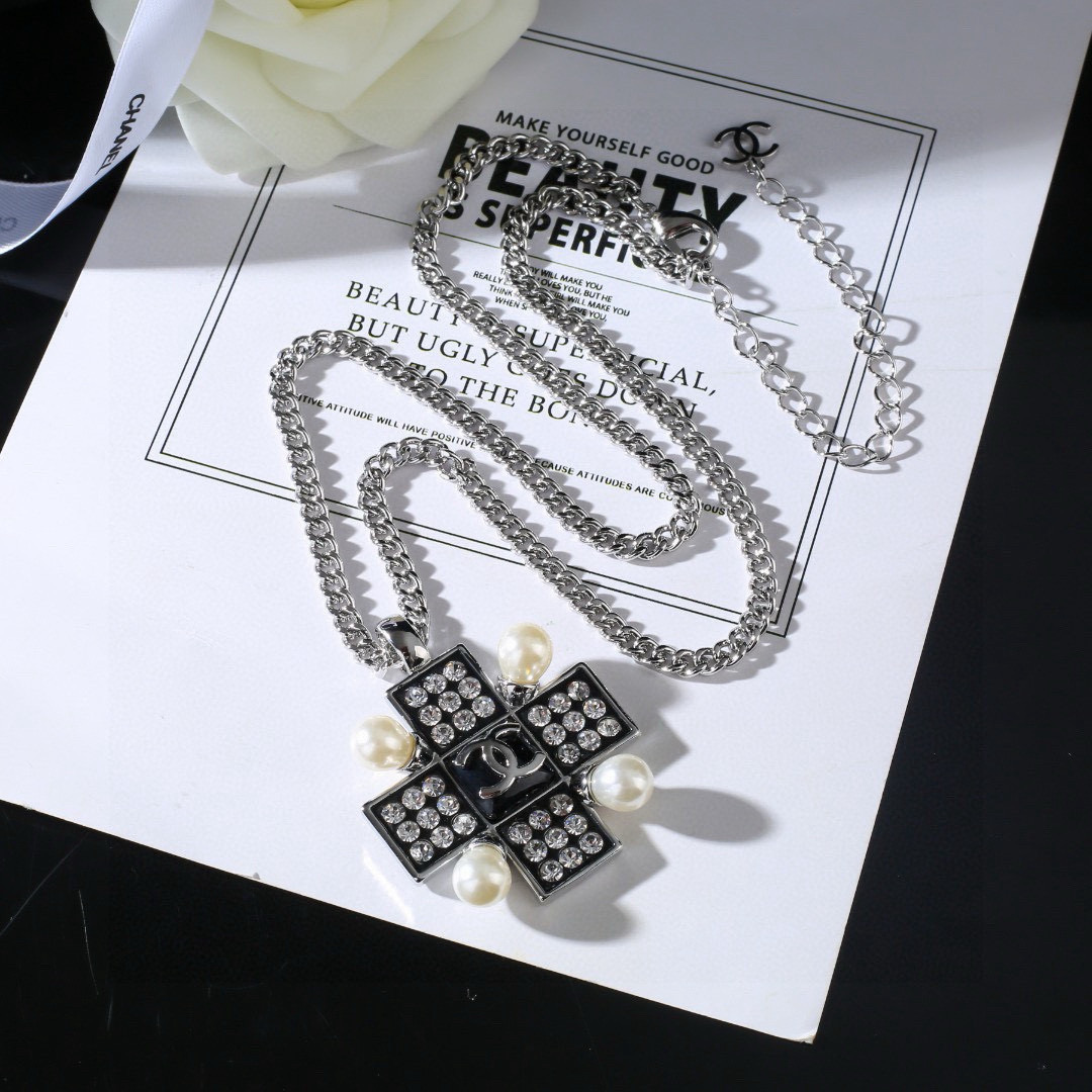 Chanel 小香 新品珍珠项链 太 了 新款毛衣链 装饰美物 名媛气质、高雅配饰、 黄铜材质