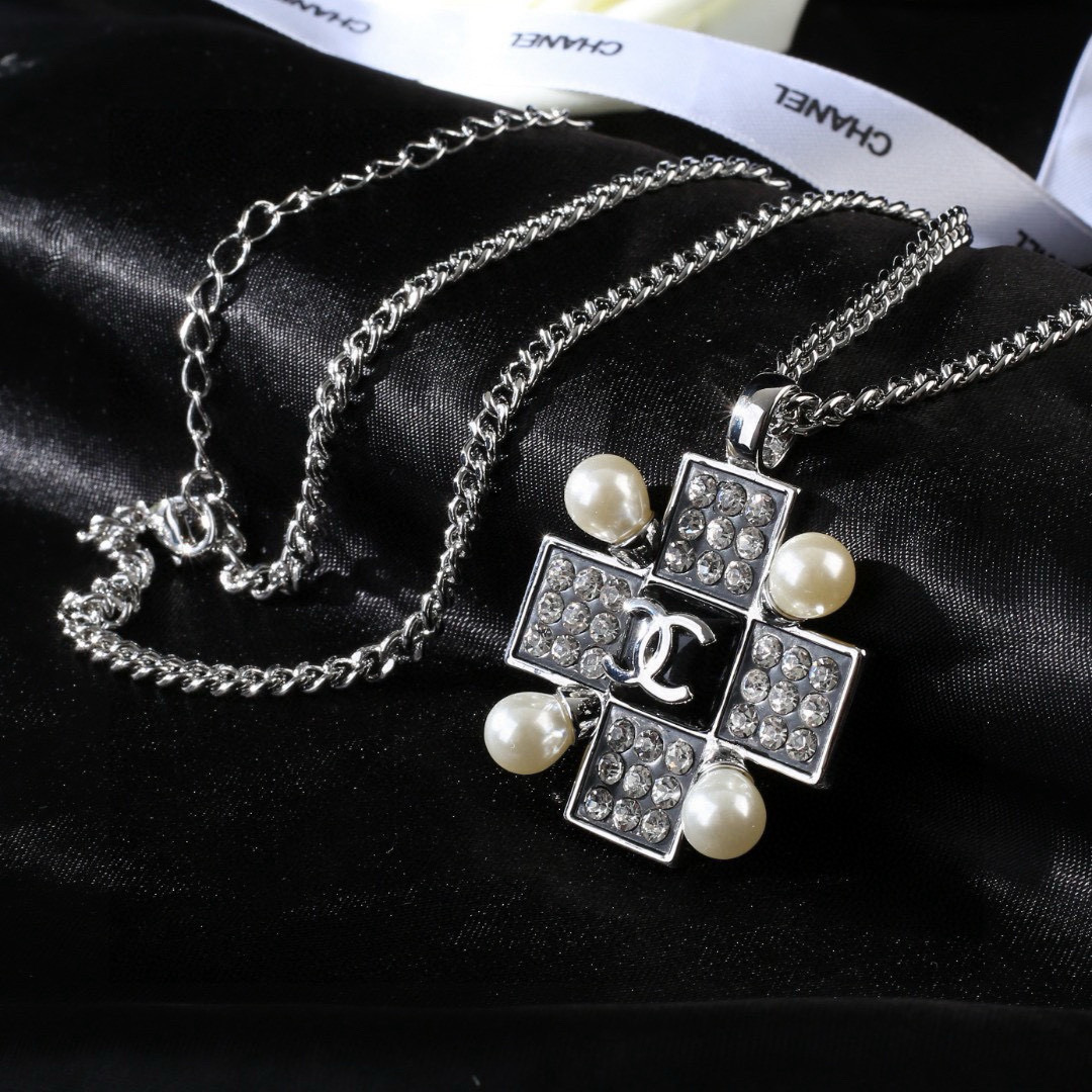Chanel 小香 新品珍珠项链 太 了 新款毛衣链 装饰美物 名媛气质、高雅配饰、 黄铜材质
