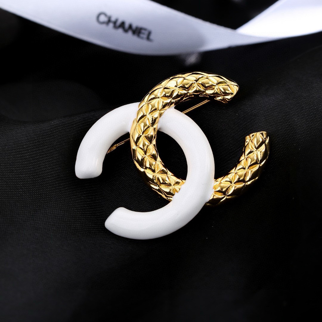 Chanel 小香Chanel新款双C胸针 每一个细节做工非常精细 这款设计非常美轮美奂 这款真的 美 仙 小姐姐