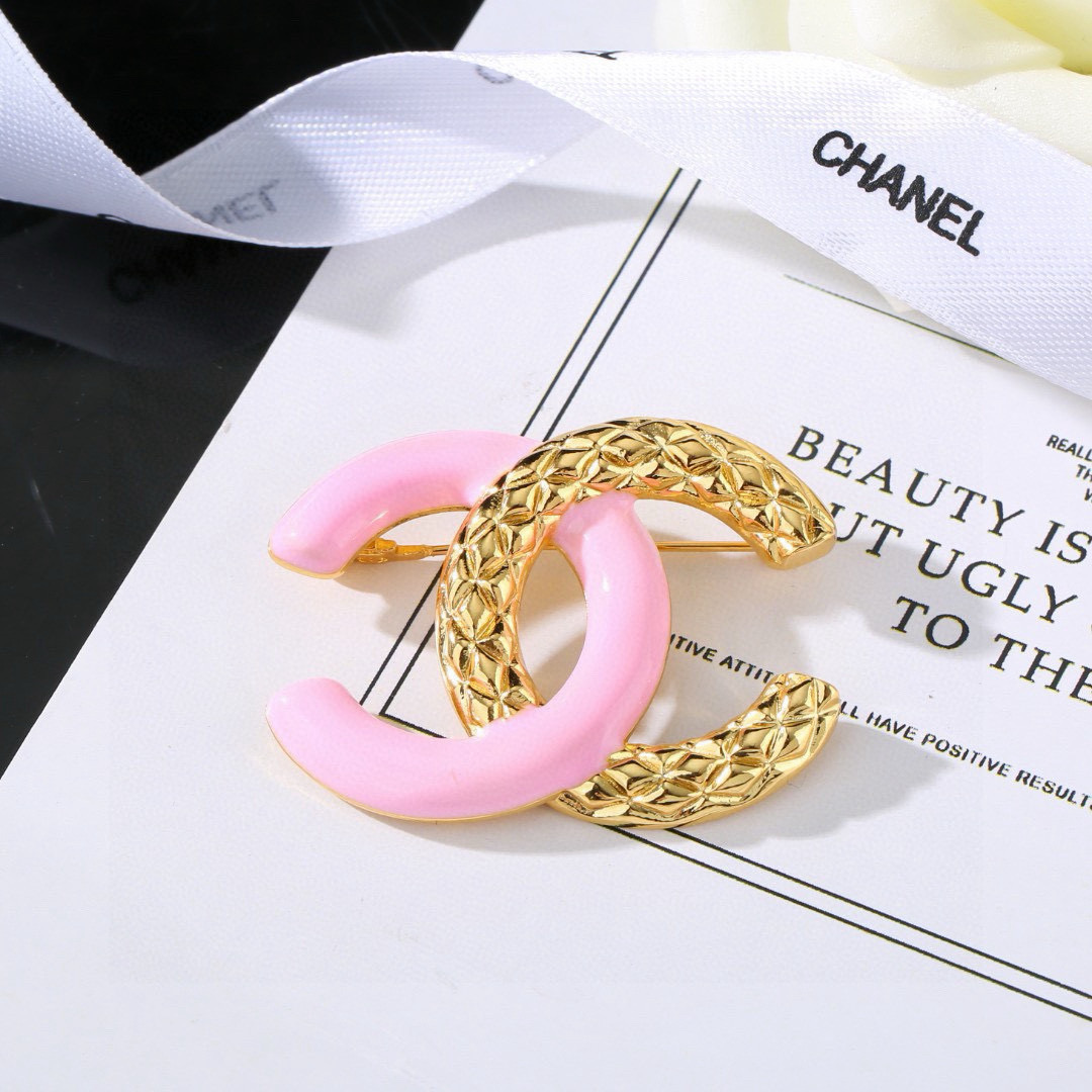 Chanel 小香Chanel新款双C胸针 每一个细节做工非常精细 这款设计非常美轮美奂 这款真的 美 仙 小姐姐