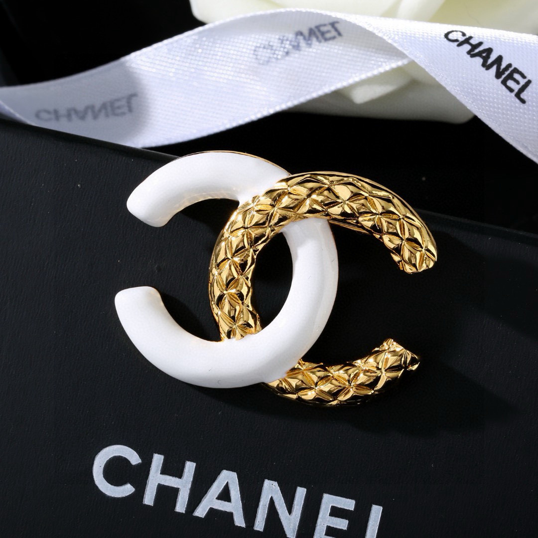 Chanel 小香Chanel新款双C胸针 每一个细节做工非常精细 这款设计非常美轮美奂 这款真的 美 仙 小姐姐