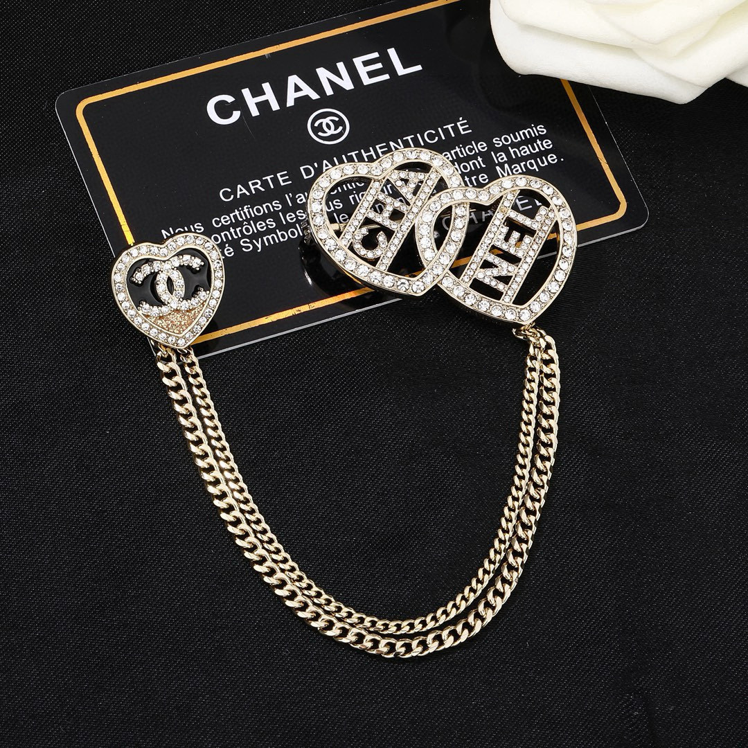 Chanel 小香 Chanel 新款爱心 胸针 同步上新 双C胸针 精工打造 黄铜材质
