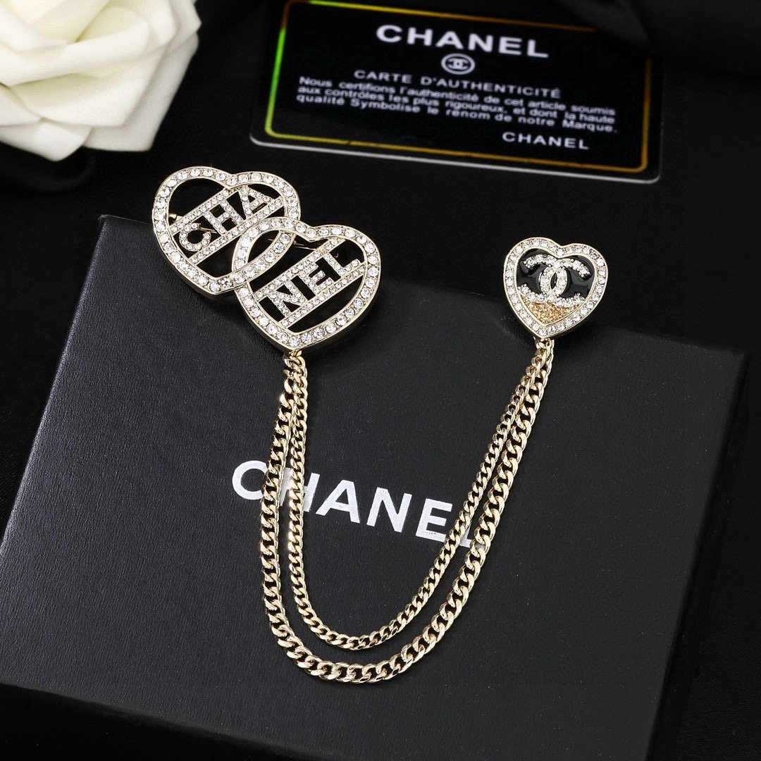 Chanel 小香 Chanel 新款爱心 胸针 同步上新 双C胸针 精工打造 黄铜材质