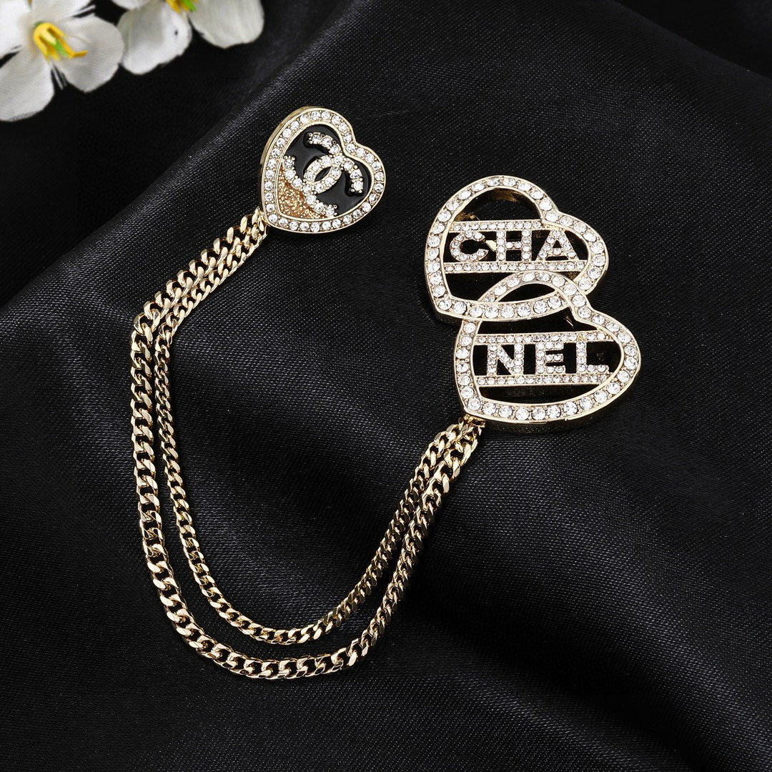 Chanel 小香 Chanel 新款爱心 胸针 同步上新 双C胸针 精工打造 黄铜材质