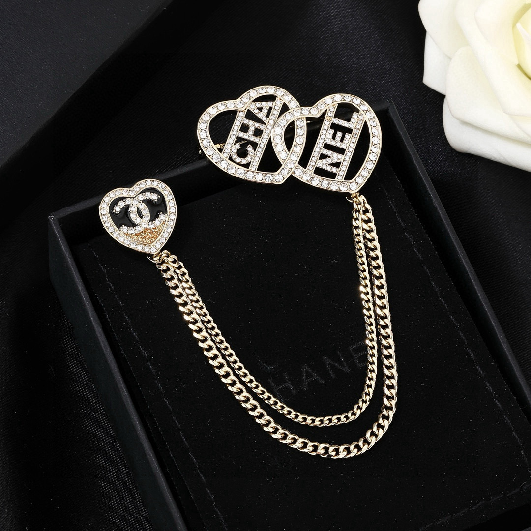 Chanel 小香 Chanel 新款爱心 胸针 同步上新 双C胸针 精工打造 黄铜材质