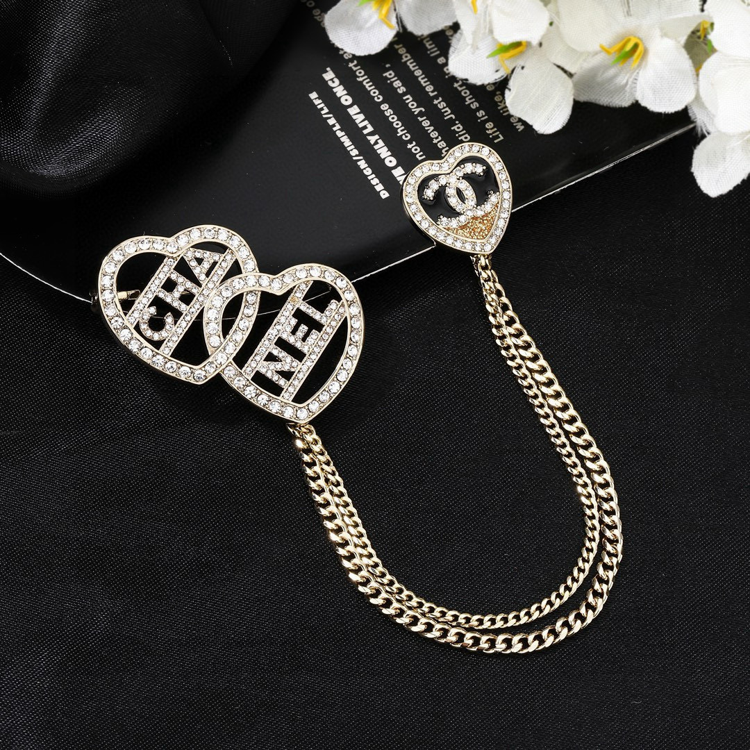 Chanel 小香 Chanel 新款爱心 胸针 同步上新 双C胸针 精工打造 黄铜材质