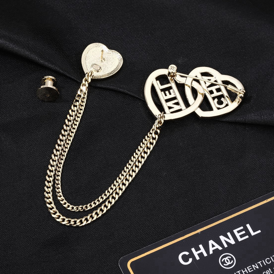 Chanel 小香 Chanel 新款爱心 胸针 同步上新 双C胸针 精工打造 黄铜材质