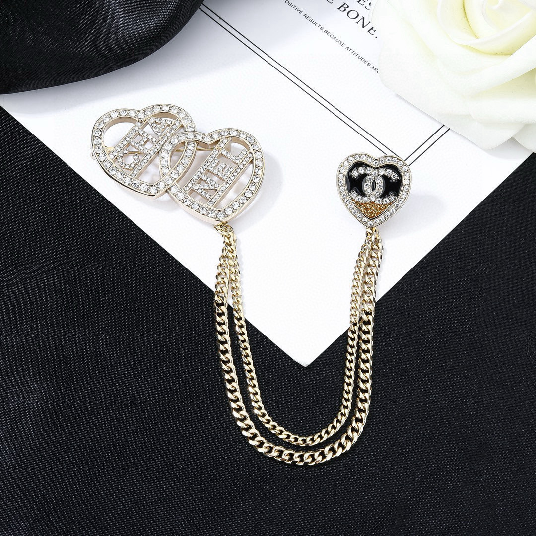 Chanel 小香 Chanel 新款爱心 胸针 同步上新 双C胸针 精工打造 黄铜材质