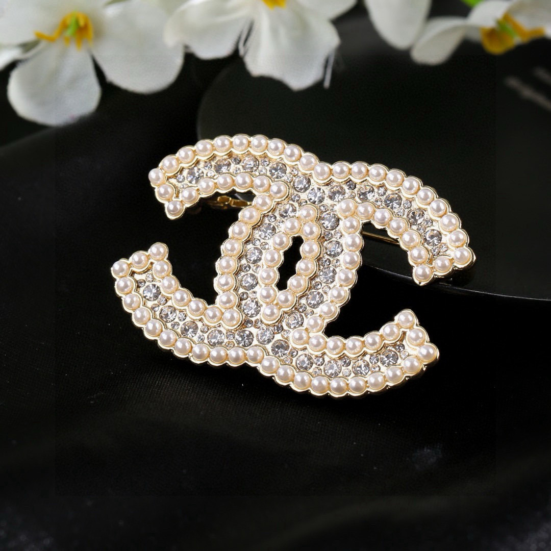 Chanel 小香Chanel新款珍珠胸针 每一个细节做工非常精细 这款设计非常美轮美奂 这款真的 美 仙 小姐姐