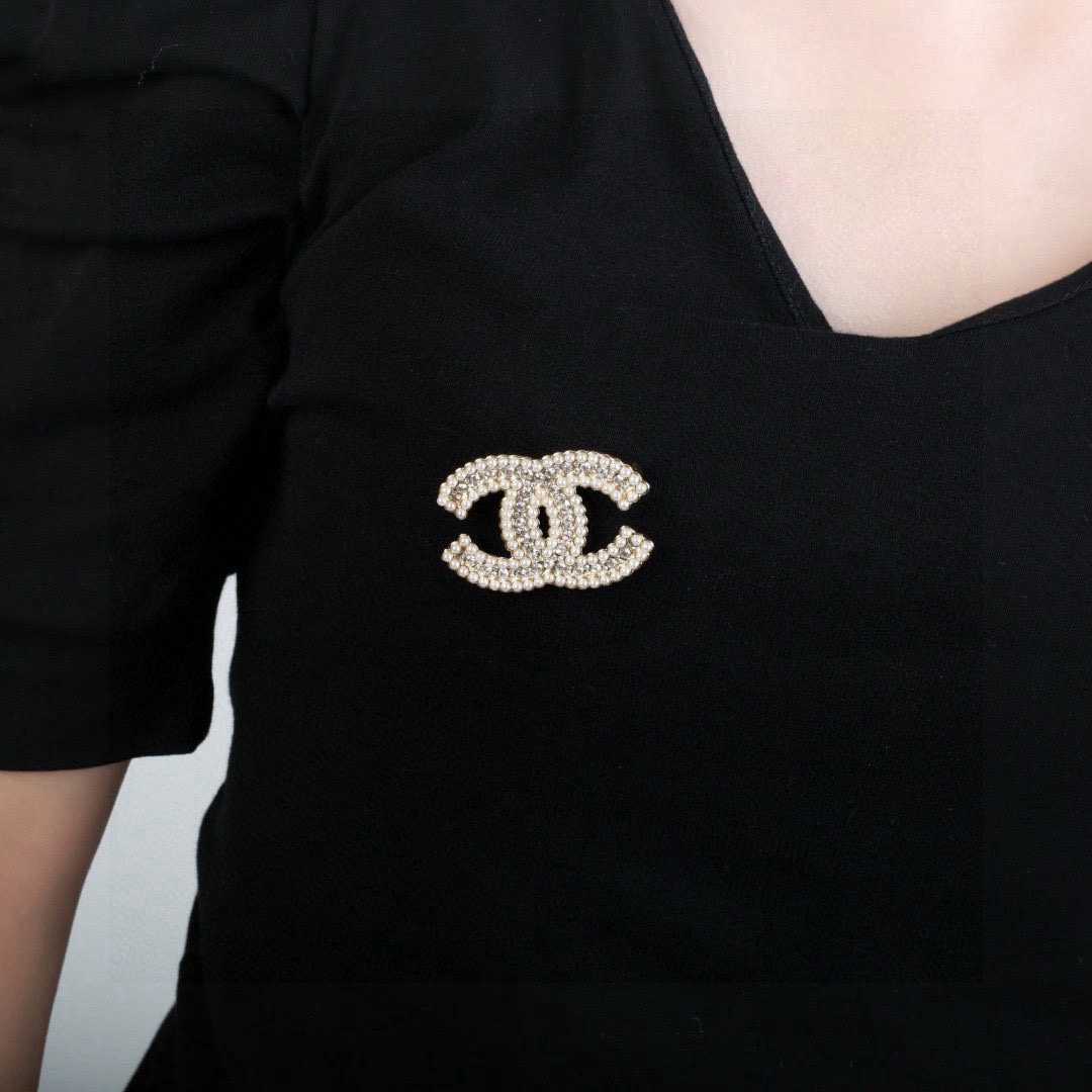 Chanel 小香Chanel新款珍珠胸针 每一个细节做工非常精细 这款设计非常美轮美奂 这款真的 美 仙 小姐姐