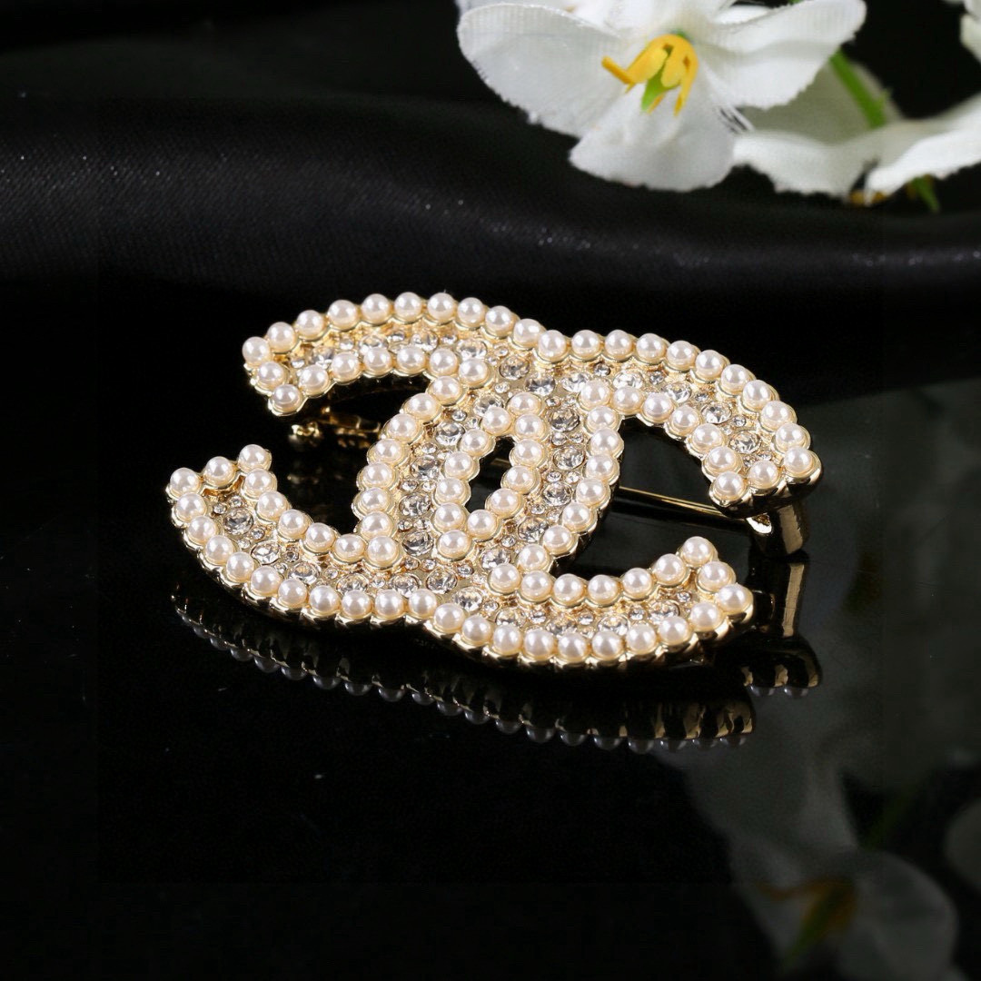 Chanel 小香Chanel新款珍珠胸针 每一个细节做工非常精细 这款设计非常美轮美奂 这款真的 美 仙 小姐姐