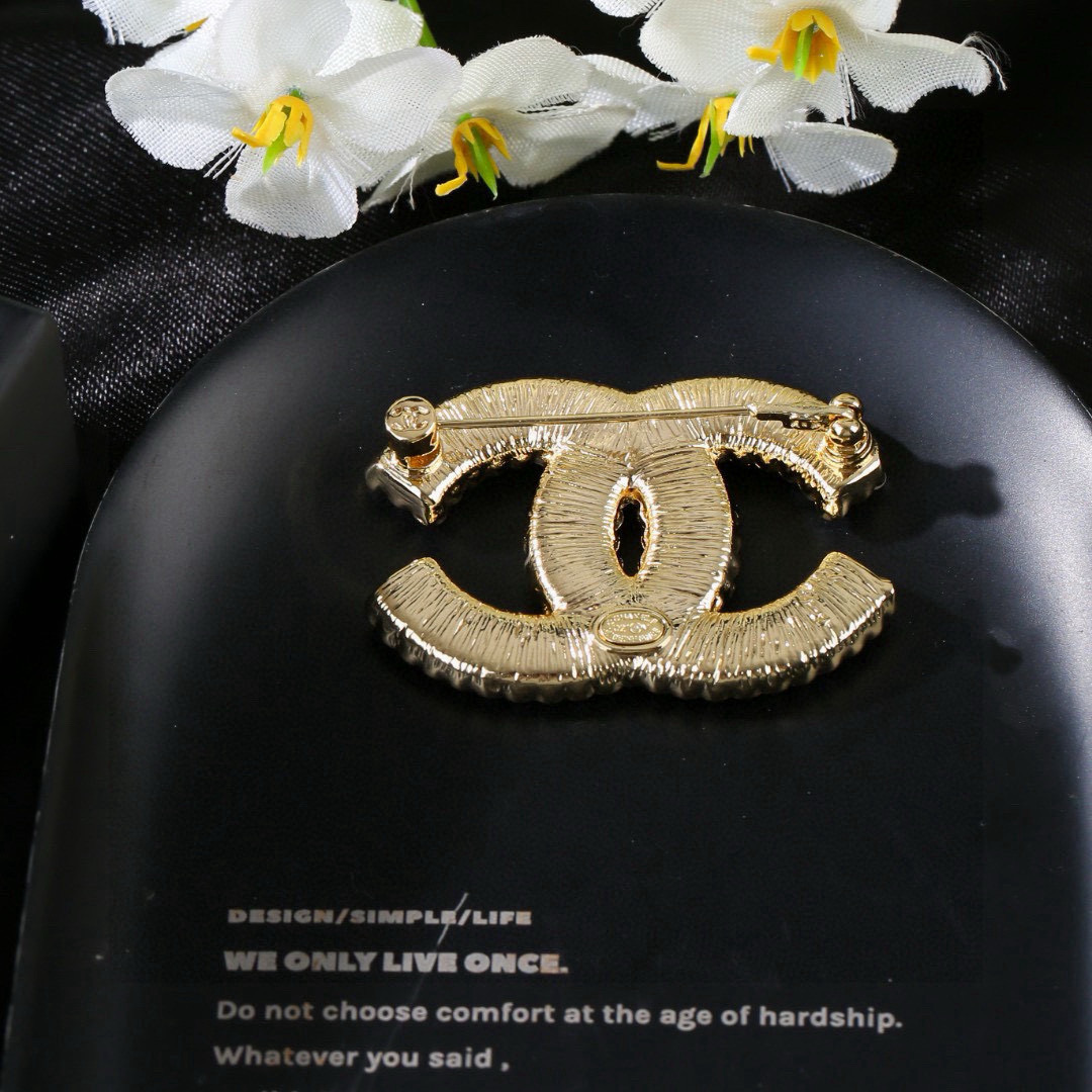 Chanel 小香Chanel新款珍珠胸针 每一个细节做工非常精细 这款设计非常美轮美奂 这款真的 美 仙 小姐姐