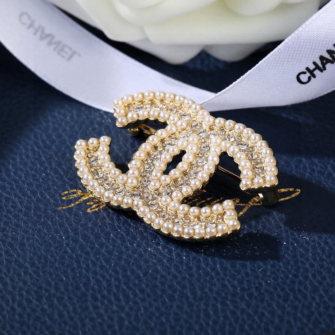 Chanel 小香Chanel新款珍珠胸针 每一个细节做工非常精细 这款设计非常美轮美奂 这款真的 美 仙 小姐姐