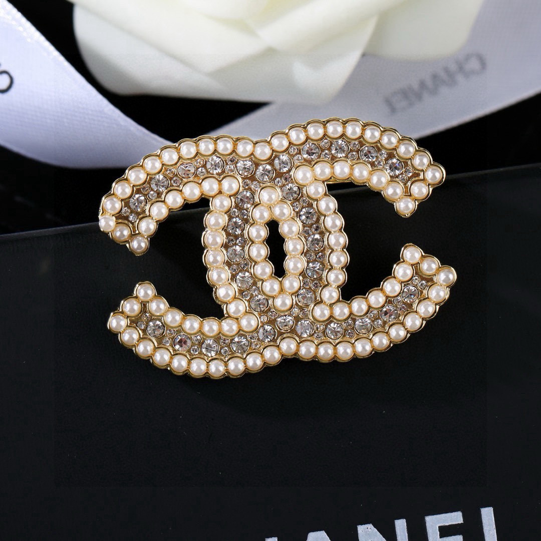 Chanel 小香Chanel新款珍珠胸针 每一个细节做工非常精细 这款设计非常美轮美奂 这款真的 美 仙 小姐姐