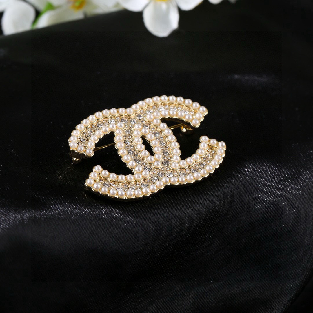 Chanel 小香Chanel新款珍珠胸针 每一个细节做工非常精细 这款设计非常美轮美奂 这款真的 美 仙 小姐姐