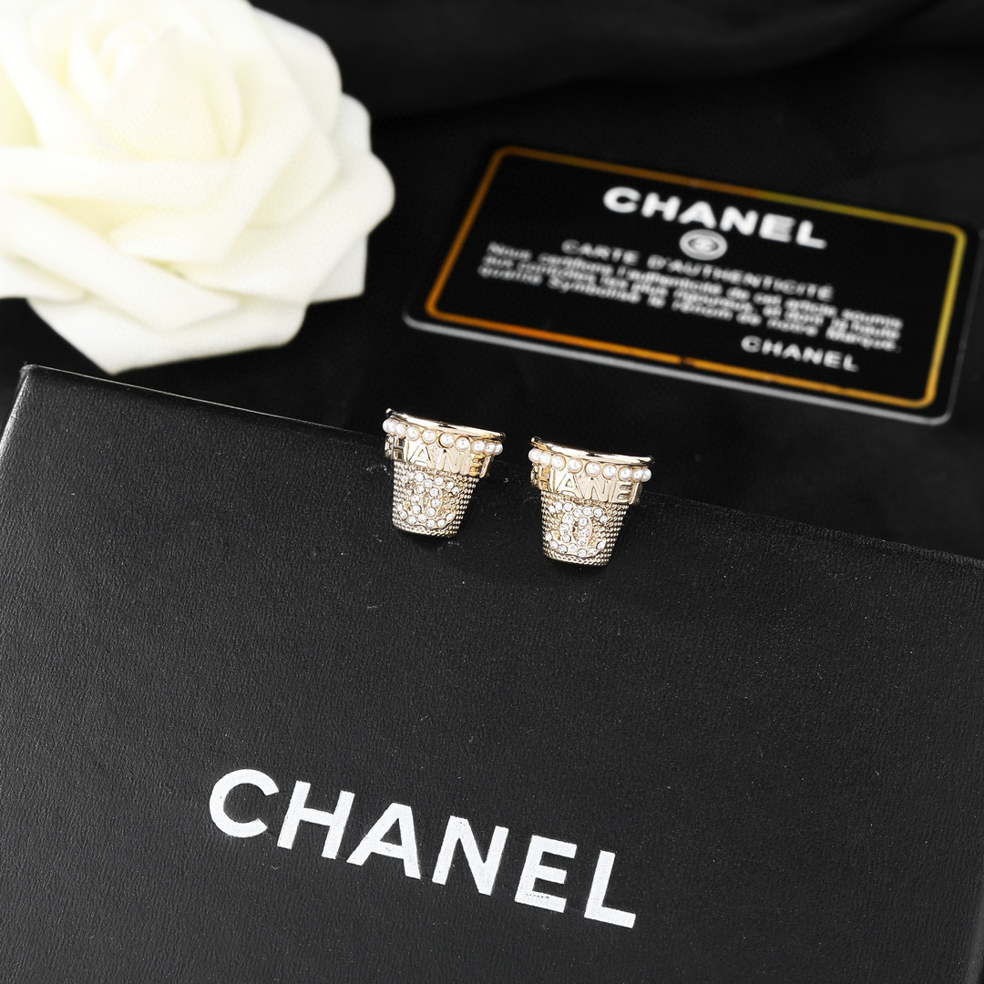 Chanel 小香Chanel新款花盆耳环 每一个细节做工非常精细 这款设计非常美轮美奂 这款真的 美 仙 小姐姐