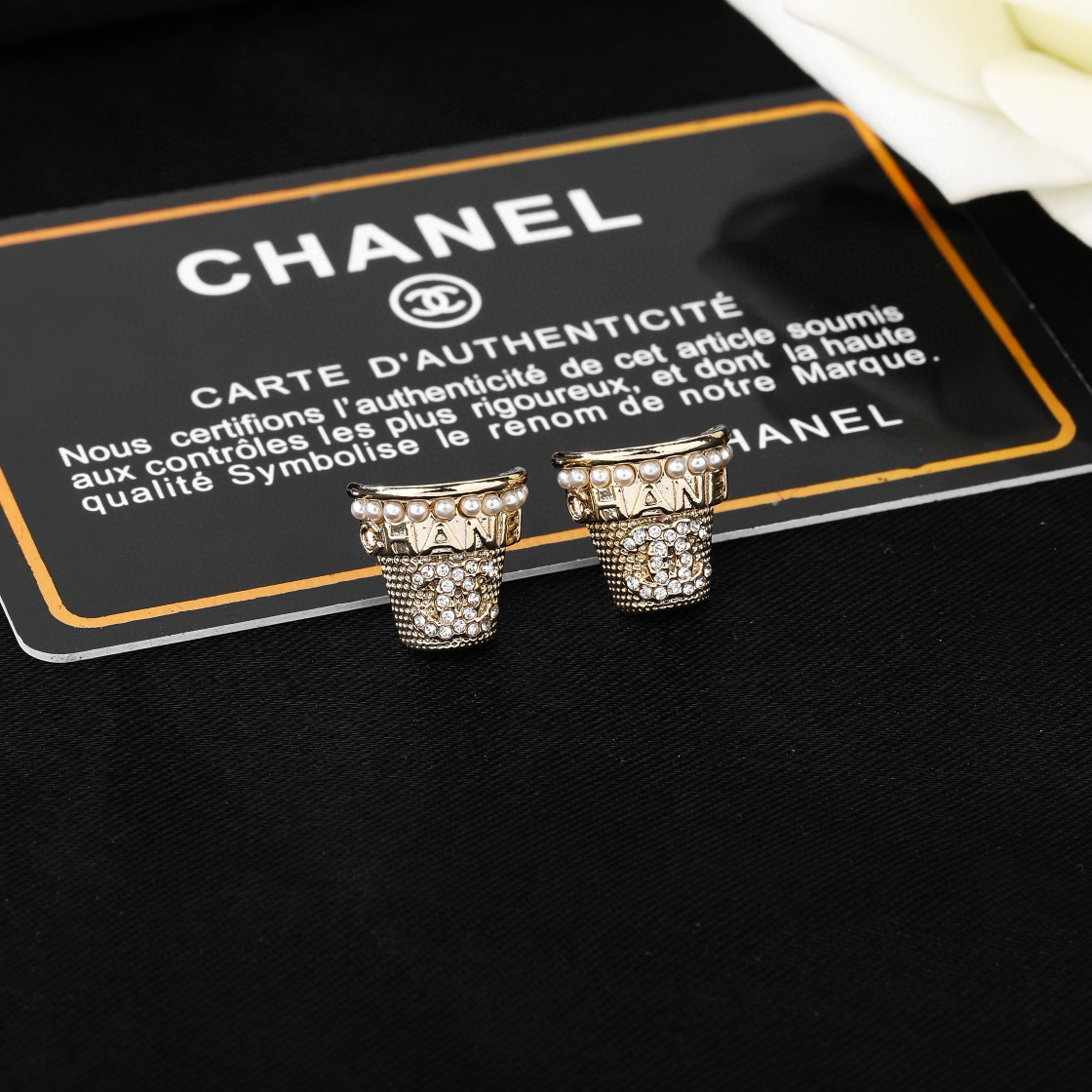 Chanel 小香Chanel新款花盆耳环 每一个细节做工非常精细 这款设计非常美轮美奂 这款真的 美 仙 小姐姐