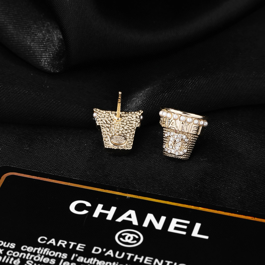 Chanel 小香Chanel新款花盆耳环 每一个细节做工非常精细 这款设计非常美轮美奂 这款真的 美 仙 小姐姐
