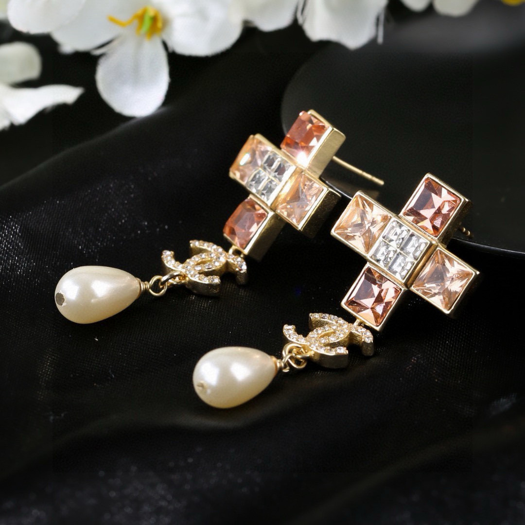 Chanel 小香Chanel新款彩色耳环 每一个细节做工非常精细 这款设计非常美轮美奂 这款真的 美 仙 小姐姐