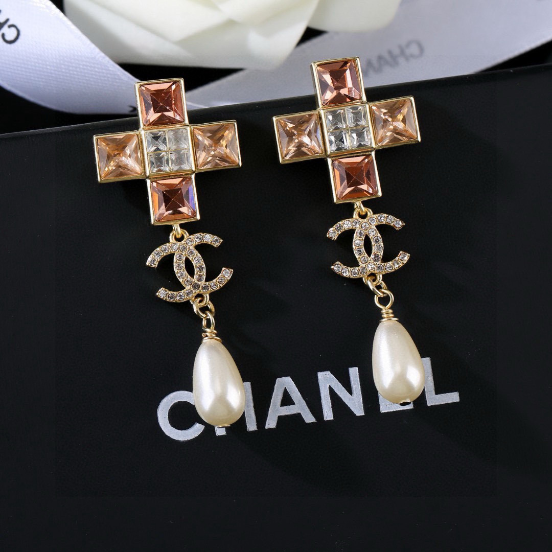 Chanel 小香Chanel新款彩色耳环 每一个细节做工非常精细 这款设计非常美轮美奂 这款真的 美 仙 小姐姐