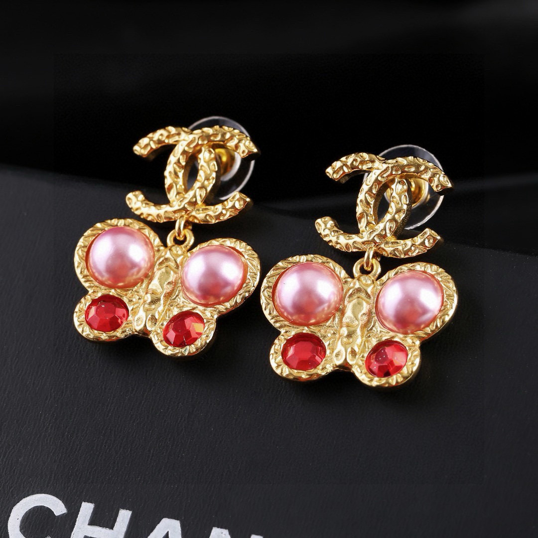 Chanel 小香Chanel新款耳环 每一个细节做工非常精细 这款设计非常美轮美奂 这款真的 美 仙 小姐姐