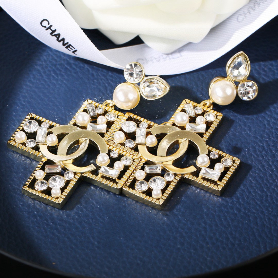 Chanel 小香 Chanel 2021 新款耳环 同步上新 双C耳钉 精工打造 黄铜材质