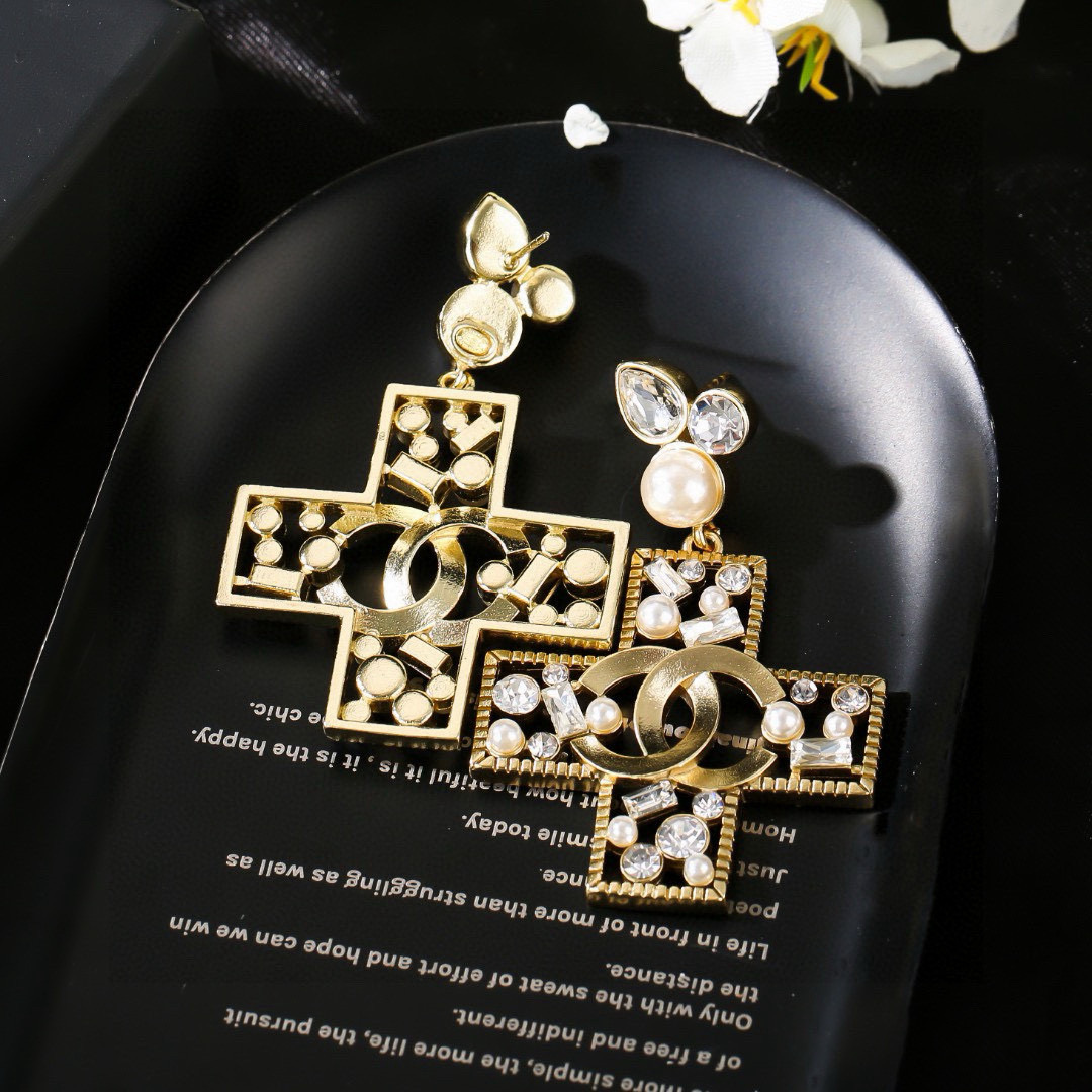 Chanel 小香 Chanel 2021 新款耳环 同步上新 双C耳钉 精工打造 黄铜材质