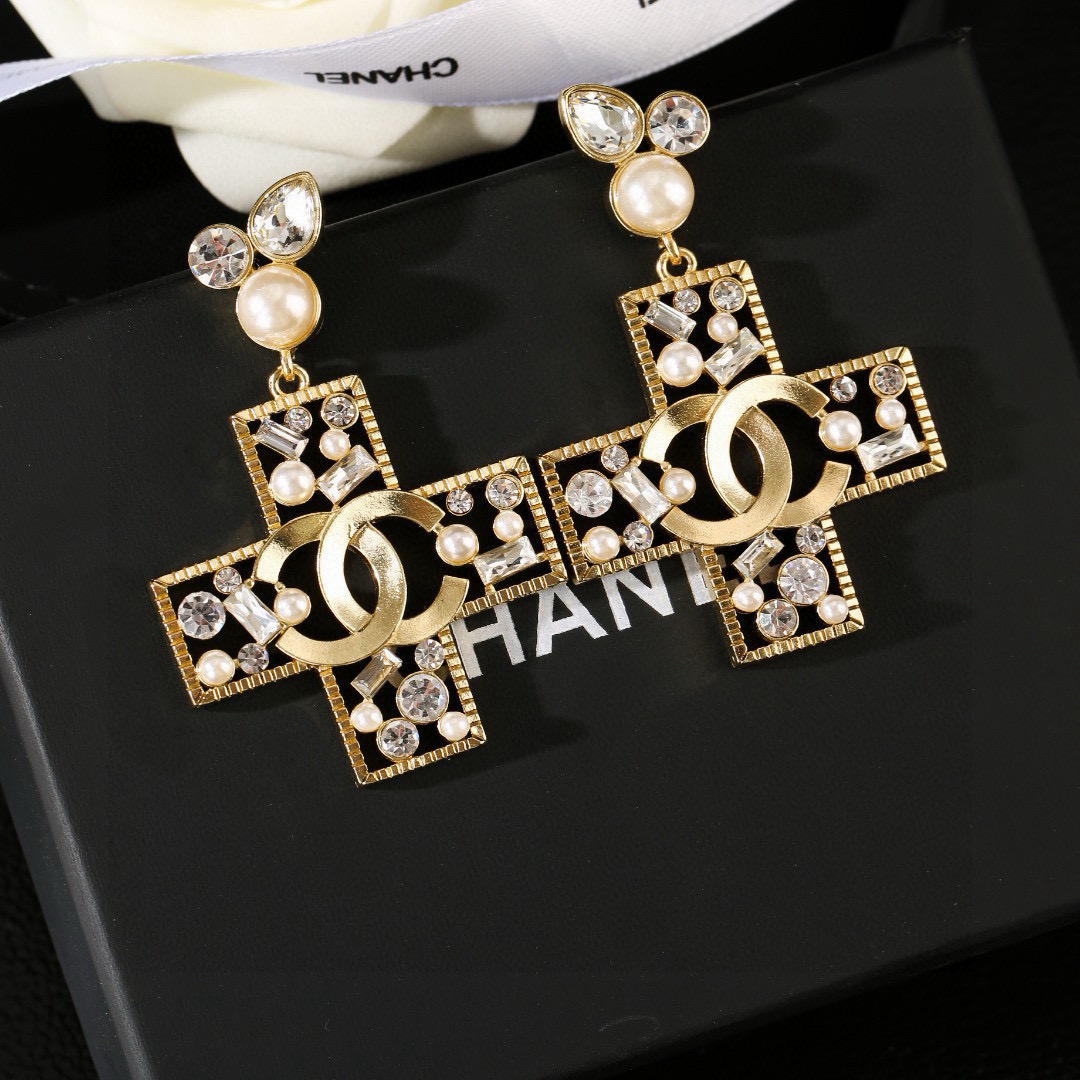 Chanel 小香 Chanel 2021 新款耳环 同步上新 双C耳钉 精工打造 黄铜材质