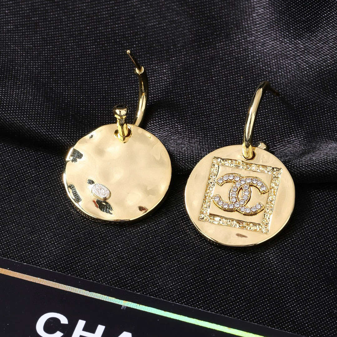 Chanel CHANEL 小香 新品耳环 太 了 新款耳环 装饰美物 名媛气质、高雅配饰、 黄铜材质