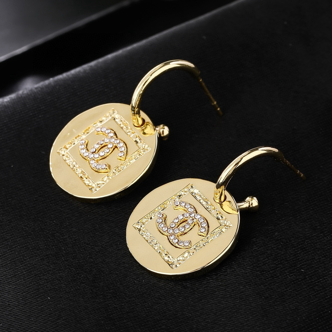 Chanel CHANEL 小香 新品耳环 太 了 新款耳环 装饰美物 名媛气质、高雅配饰、 黄铜材质