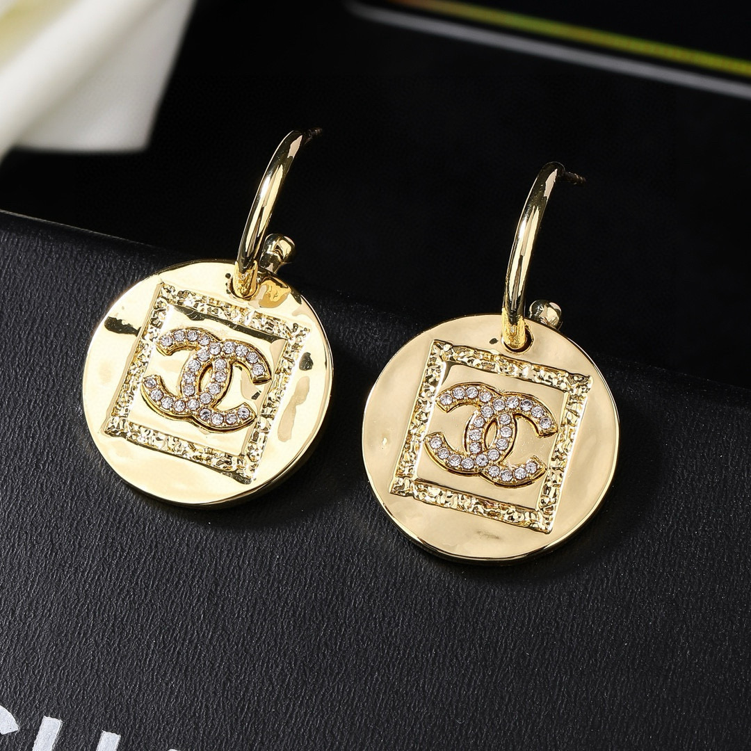 Chanel CHANEL 小香 新品耳环 太 了 新款耳环 装饰美物 名媛气质、高雅配饰、 黄铜材质
