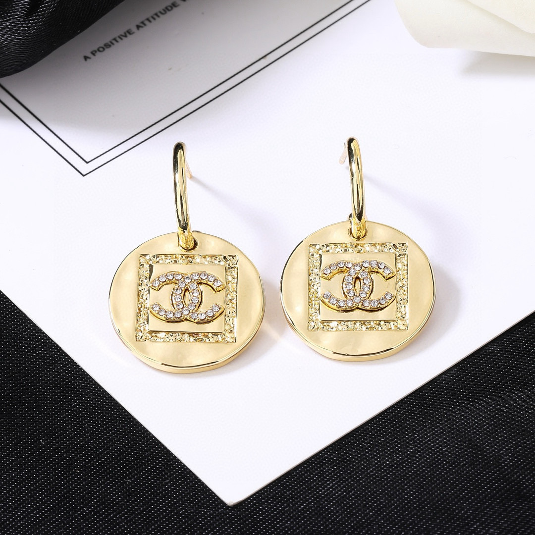 Chanel CHANEL 小香 新品耳环 太 了 新款耳环 装饰美物 名媛气质、高雅配饰、 黄铜材质