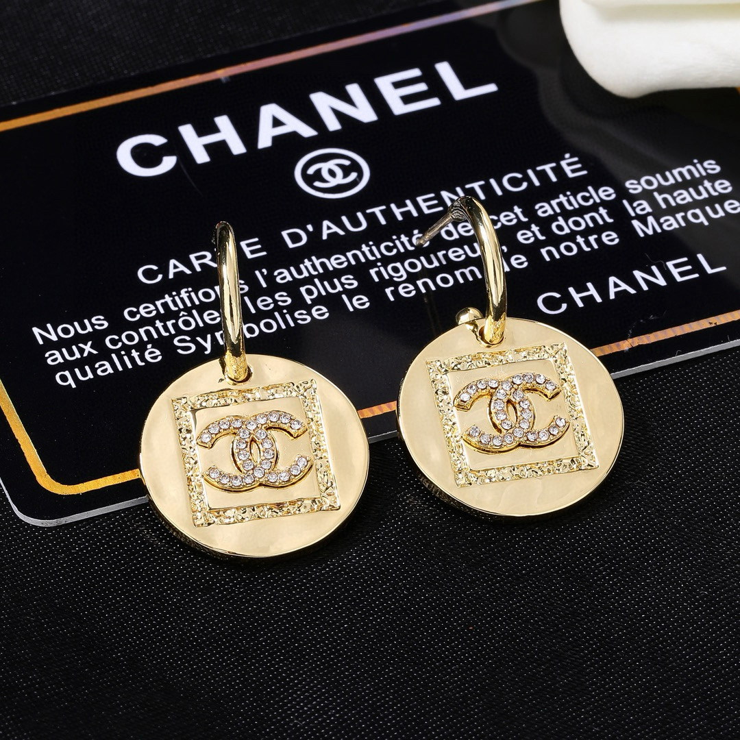 Chanel CHANEL 小香 新品耳环 太 了 新款耳环 装饰美物 名媛气质、高雅配饰、 黄铜材质