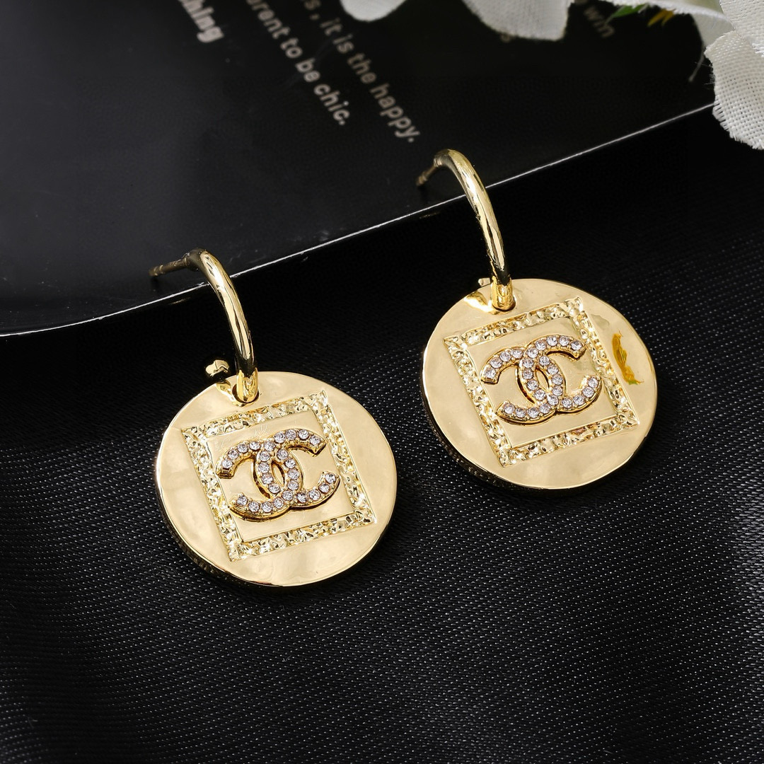Chanel CHANEL 小香 新品耳环 太 了 新款耳环 装饰美物 名媛气质、高雅配饰、 黄铜材质