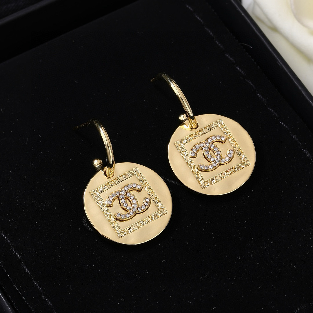 Chanel CHANEL 小香 新品耳环 太 了 新款耳环 装饰美物 名媛气质、高雅配饰、 黄铜材质
