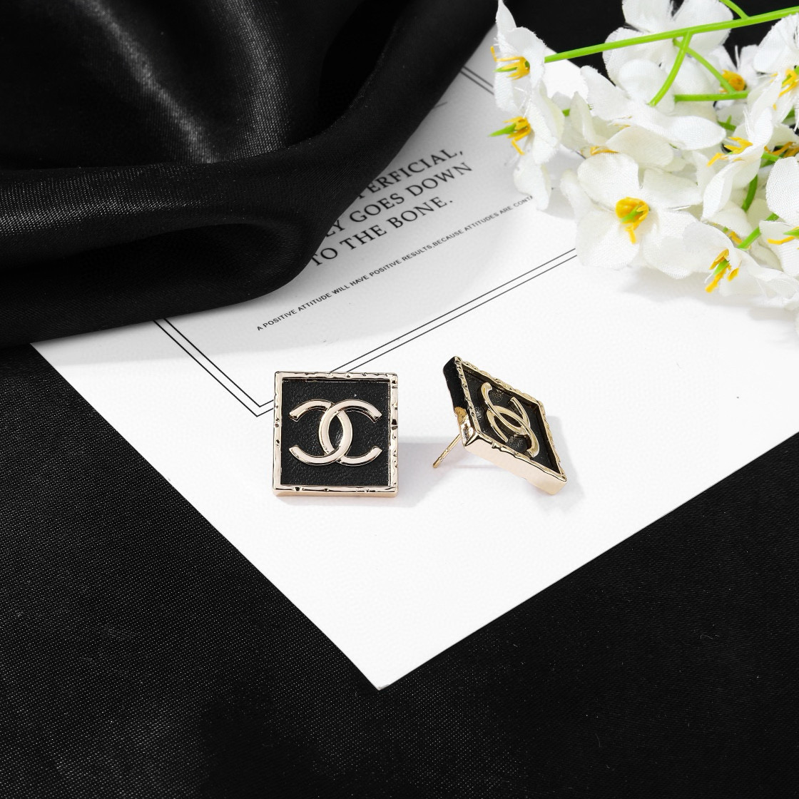Chanel 小香Chanel新款花盆耳环 每一个细节做工非常精细 这款设计非常美轮美奂 这款真的 美 仙 小姐姐