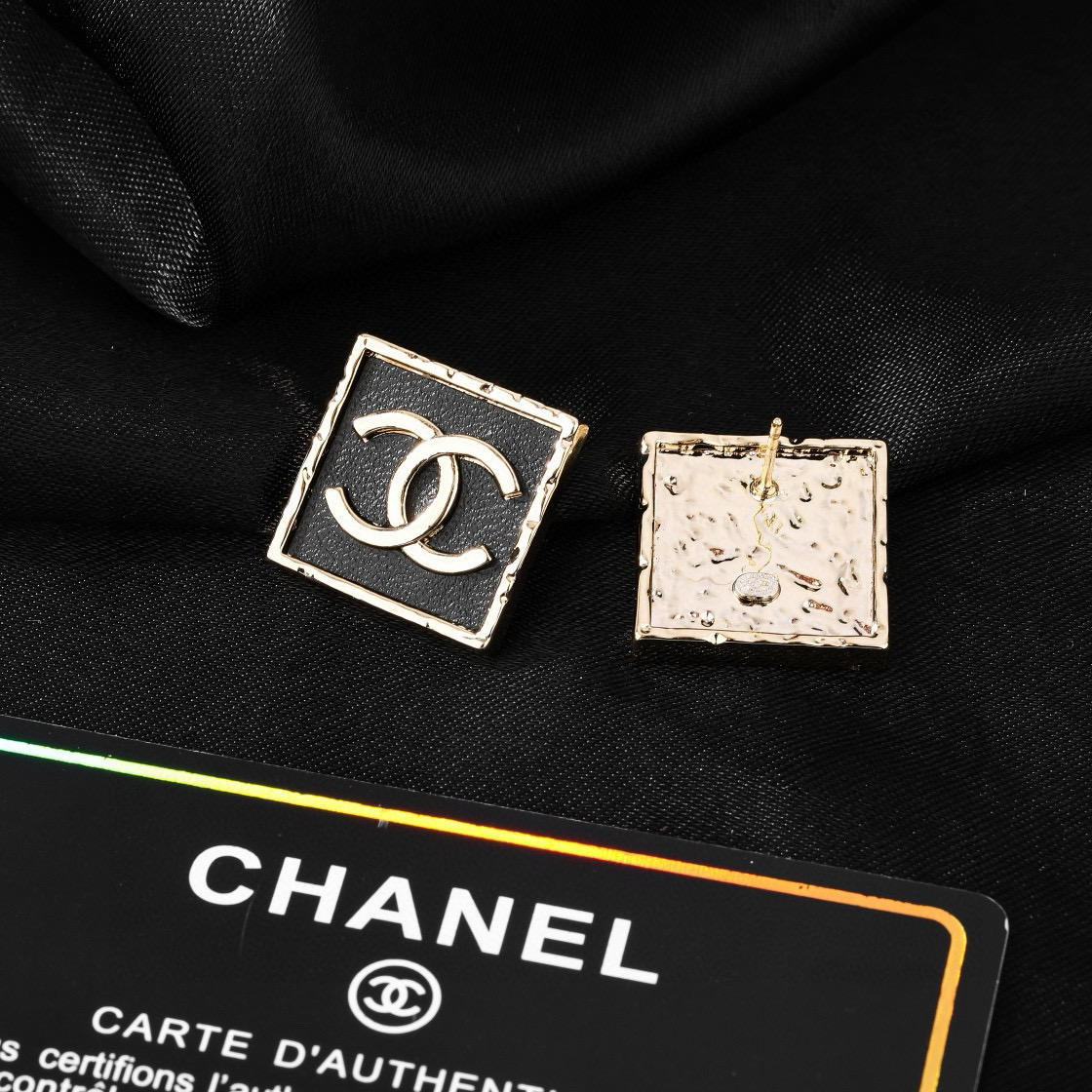 Chanel 小香Chanel新款花盆耳环 每一个细节做工非常精细 这款设计非常美轮美奂 这款真的 美 仙 小姐姐