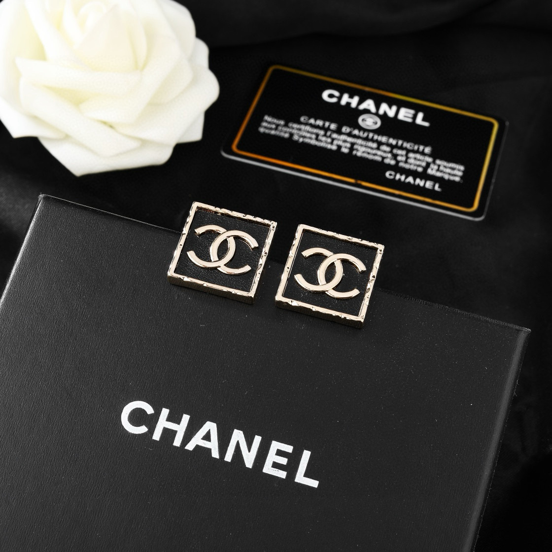 Chanel 小香Chanel新款花盆耳环 每一个细节做工非常精细 这款设计非常美轮美奂 这款真的 美 仙 小姐姐