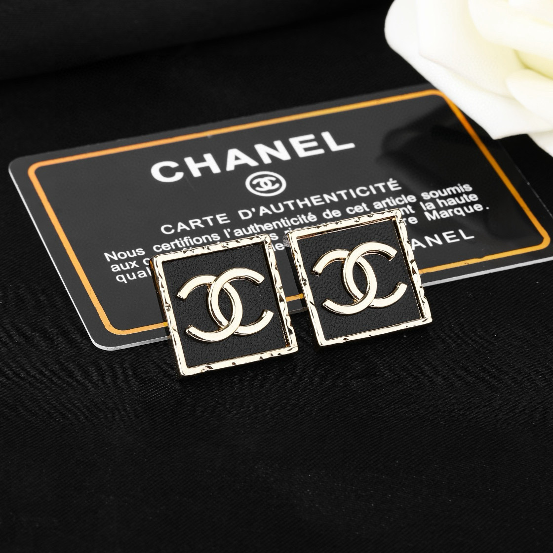 Chanel 小香Chanel新款花盆耳环 每一个细节做工非常精细 这款设计非常美轮美奂 这款真的 美 仙 小姐姐