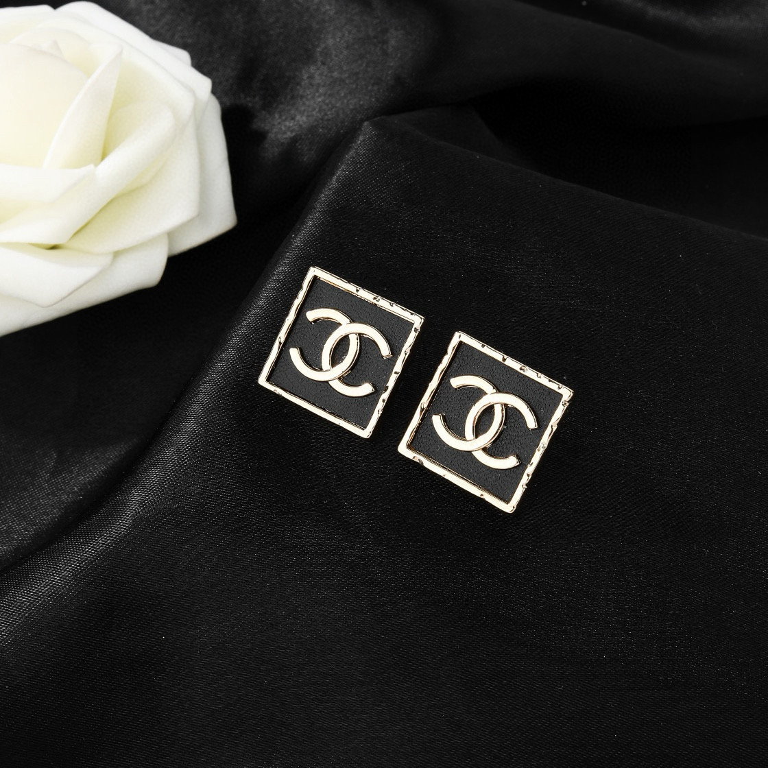 Chanel 小香Chanel新款花盆耳环 每一个细节做工非常精细 这款设计非常美轮美奂 这款真的 美 仙 小姐姐