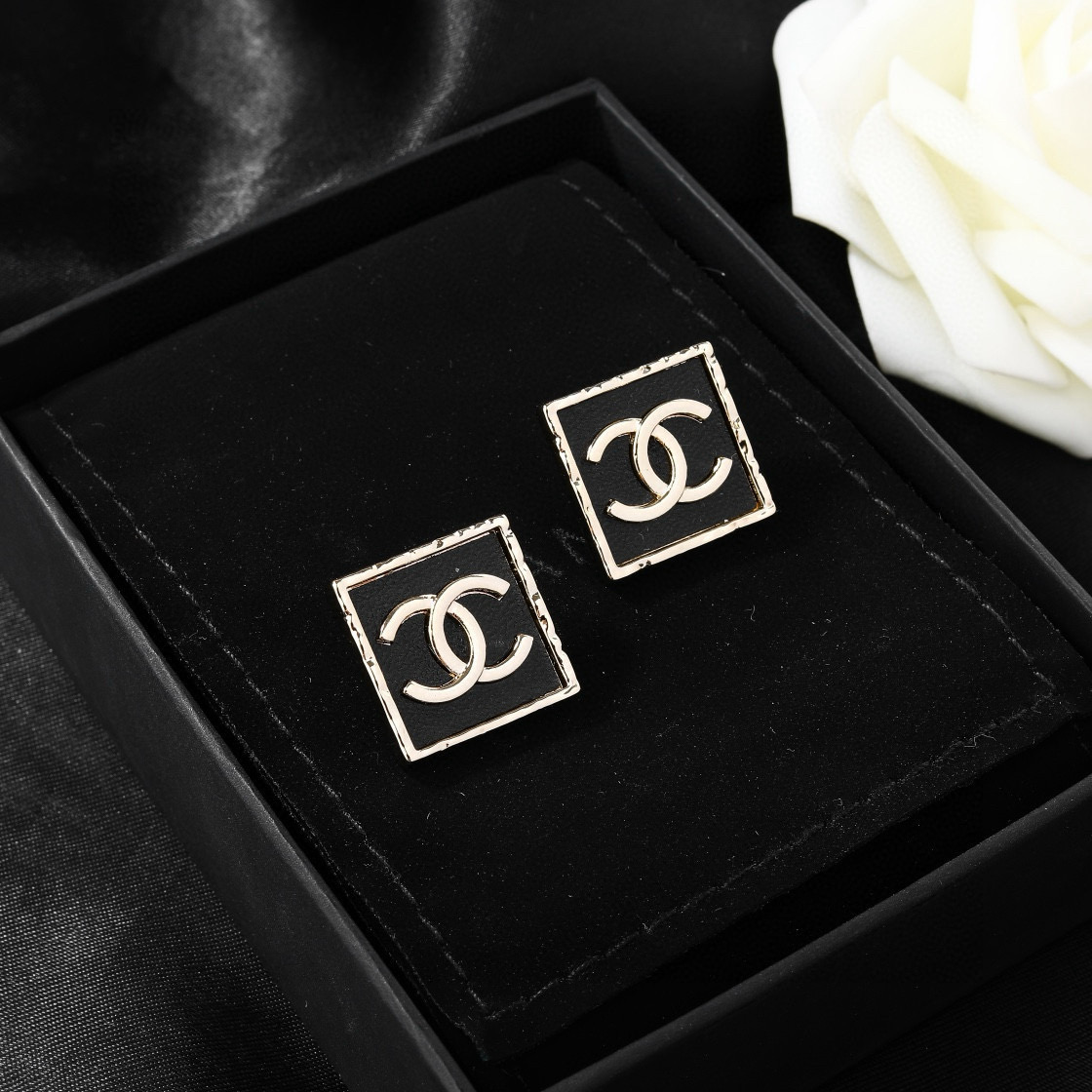 Chanel 小香Chanel新款花盆耳环 每一个细节做工非常精细 这款设计非常美轮美奂 这款真的 美 仙 小姐姐