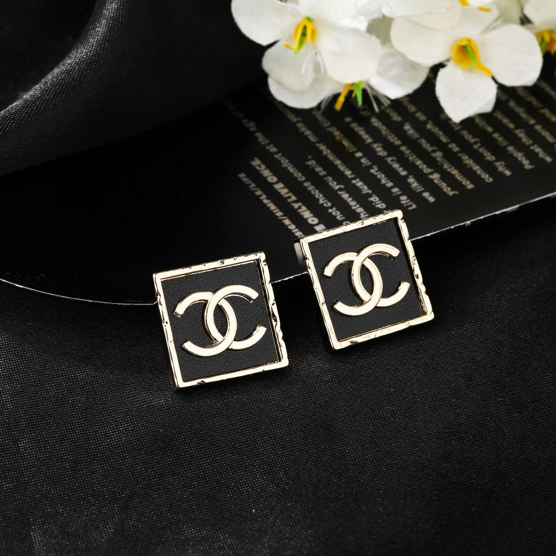 Chanel 小香Chanel新款花盆耳环 每一个细节做工非常精细 这款设计非常美轮美奂 这款真的 美 仙 小姐姐