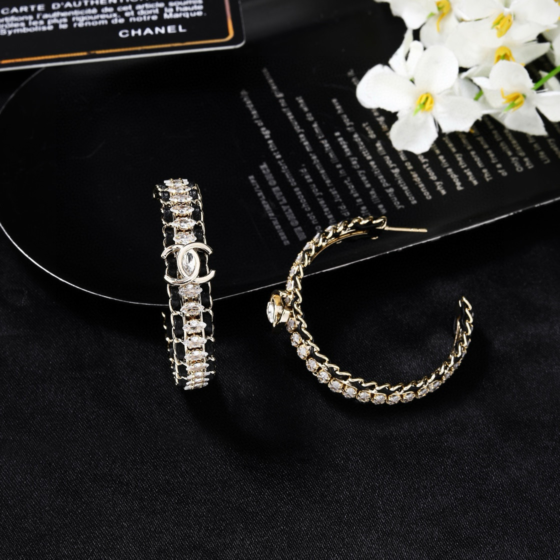 Chanel 小香Chanel新款耳环 每一个细节做工非常精细 这款设计非常美轮美奂 这款真的 美 仙 小姐姐